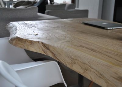 Solidny drewniany stół do jadalni - faktura oryginalnego blatu z litego drewna.